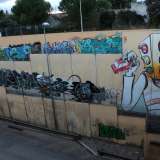 ...alternate a esempi di street art come il gigantesco uomo con la testa di un semaforo...